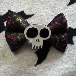 Harveys Multicolor Skull Bow Clip